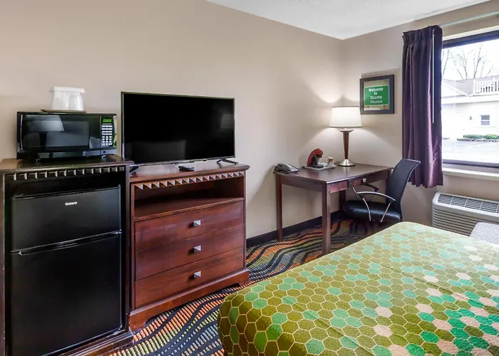 Econo Lodge Inn & Suites Oconto